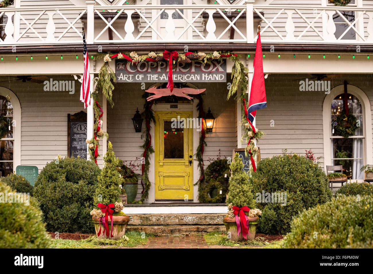 Antigua casa convertida en el cobre Fox galería en Leipers Fork