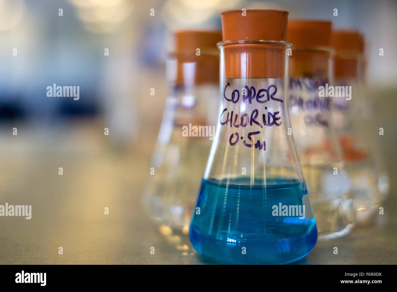 Vasos de precipitado de vidrio de laboratorio de química ciencias químicas Foto de stock