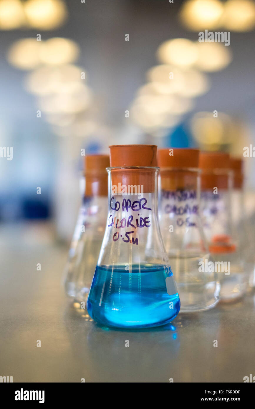 Vasos de precipitado de vidrio de laboratorio de química ciencias químicas Foto de stock