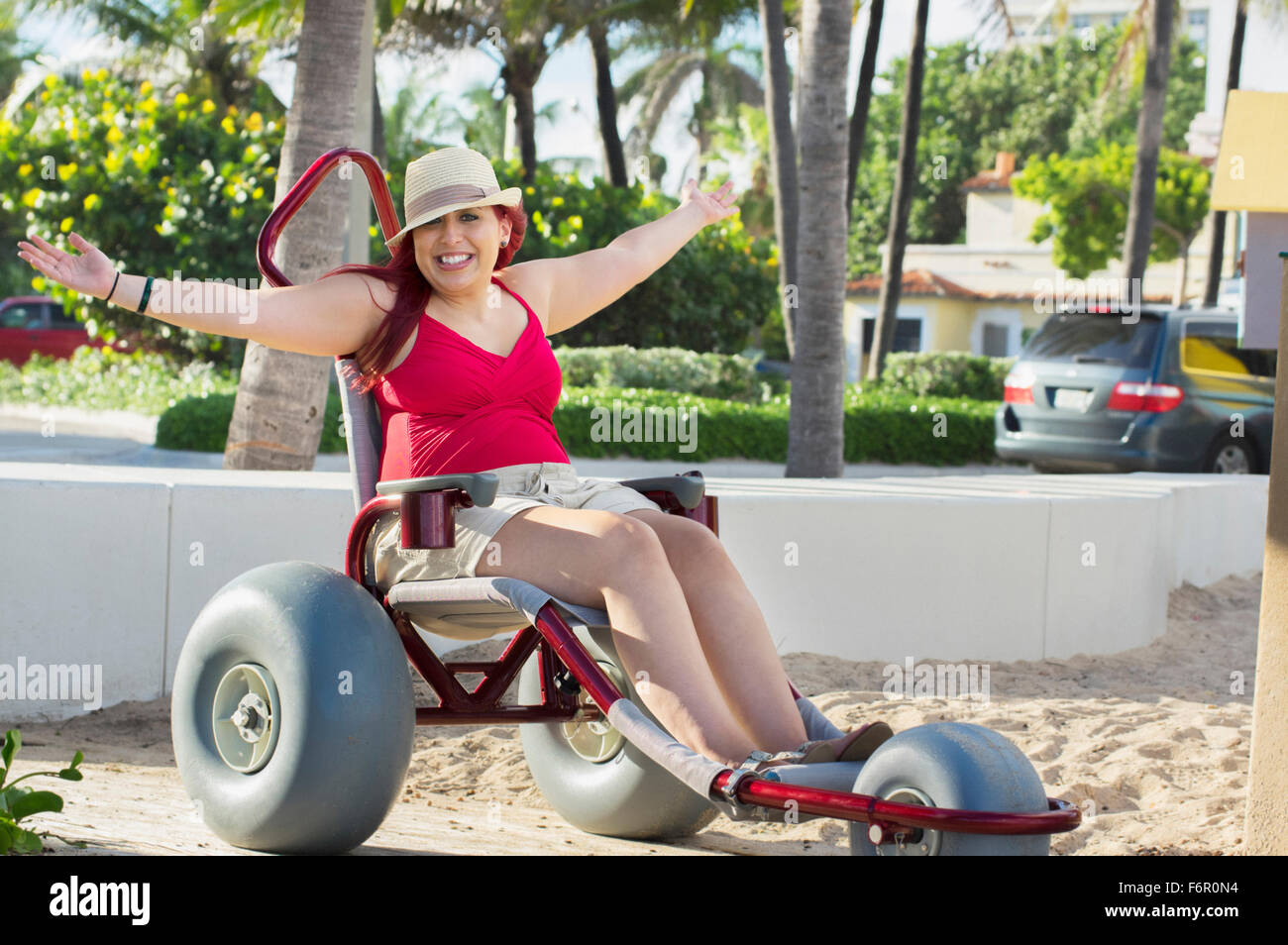 Mujer parapléjico en silla de ruedas en el parque Foto de stock