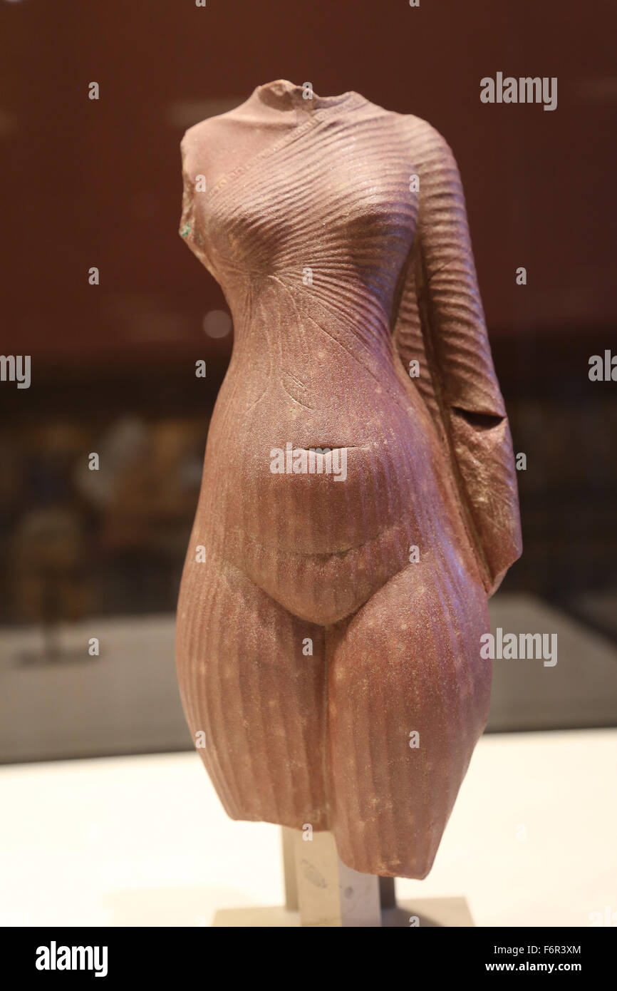 El antiguo Egipto. Cuerpo de una mujer, probablemente Nefertiti, Amarna, dinastía XVIII. El Nuevo Reino (circa 1500-1069 a.C.). El Museo del Louvre. Foto de stock