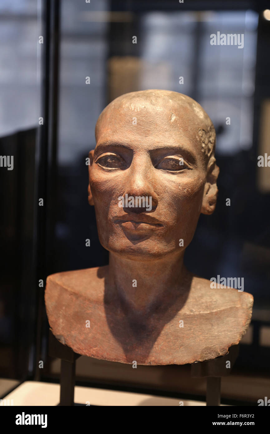 El arte egipcio hombre cabeza. La piedra caliza. Policromía. El Museo del Louvre. París. Francia. Foto de stock