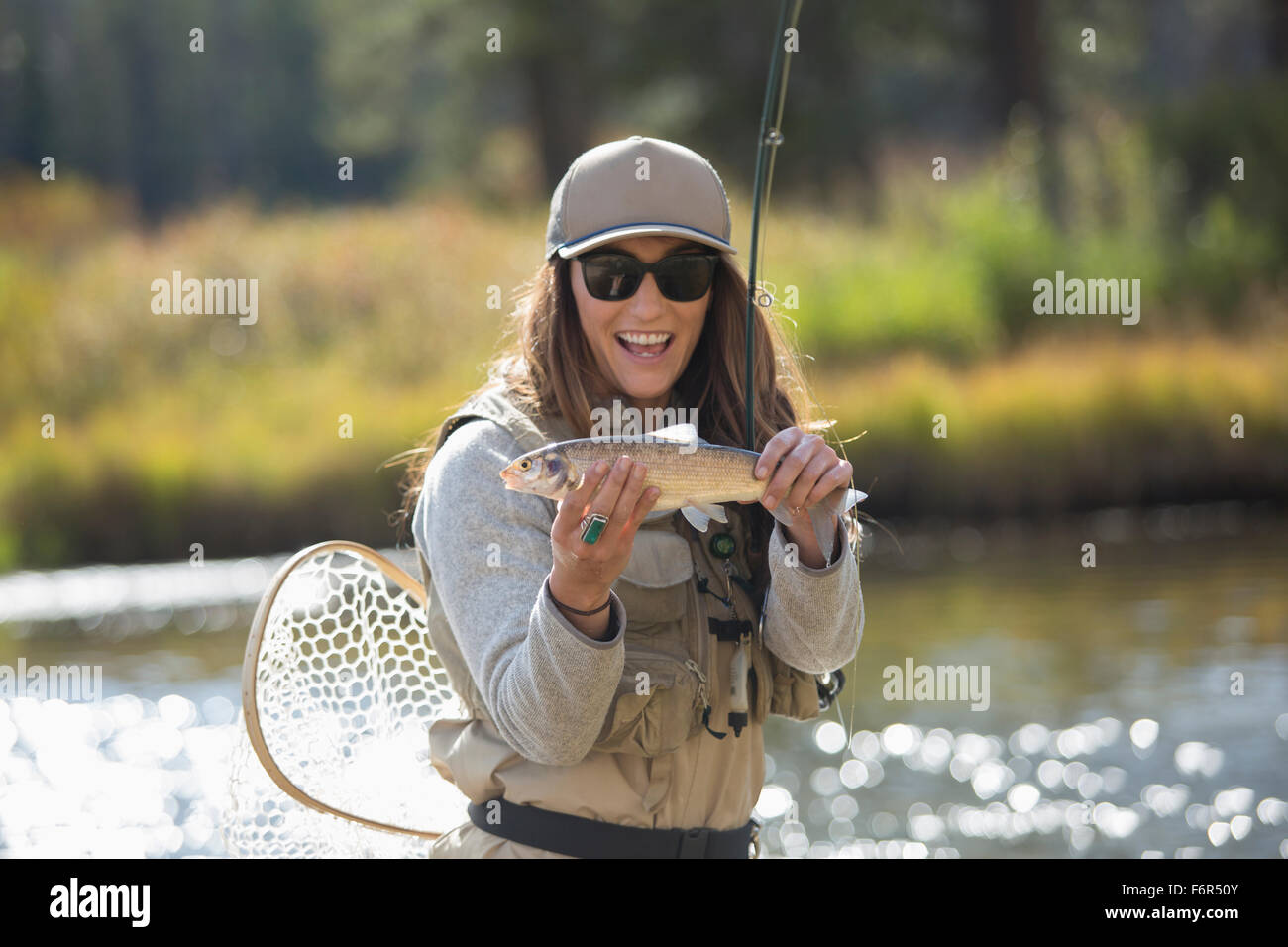 Mujer caucásica mostrar captura pesquera Foto de stock