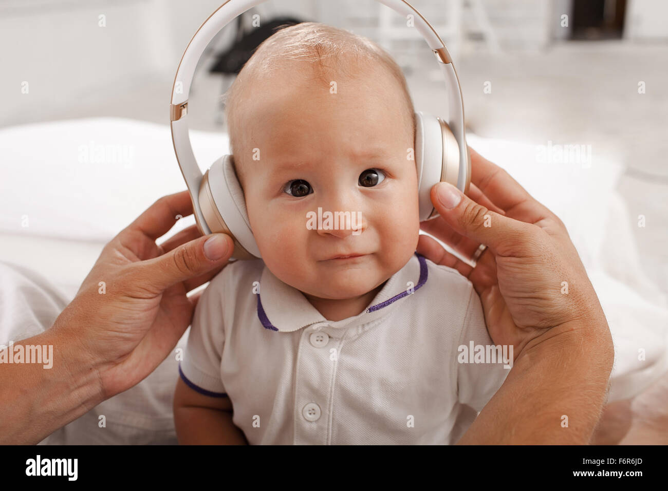 Bebé usando auriculares fotografías e imágenes de alta resolución
