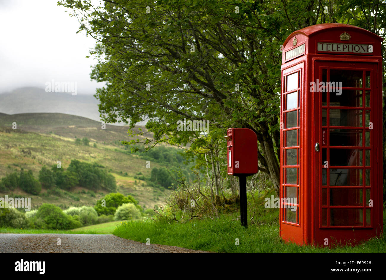 Un concentrador de comunicaciones rurales en el área remota cerca de Glen Roy en las Highlands de Escocia. Compuesto de teléfono y buzones de correo Foto de stock