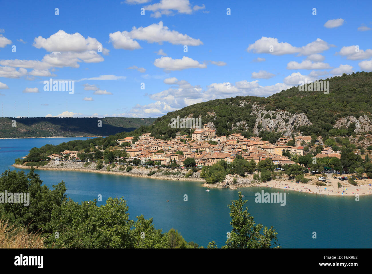 Bauduen, aldea en la orilla del lago de Sainte-Croix, oeste de Gorges du Verdon, Provence, Var, Francia Foto de stock