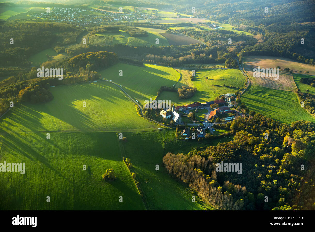 Monasterio Bestwig, paisaje montañoso en la luz del atardecer, de Arnsberg, Sauerland, Renania del Norte-Westfalia, Alemania Foto de stock