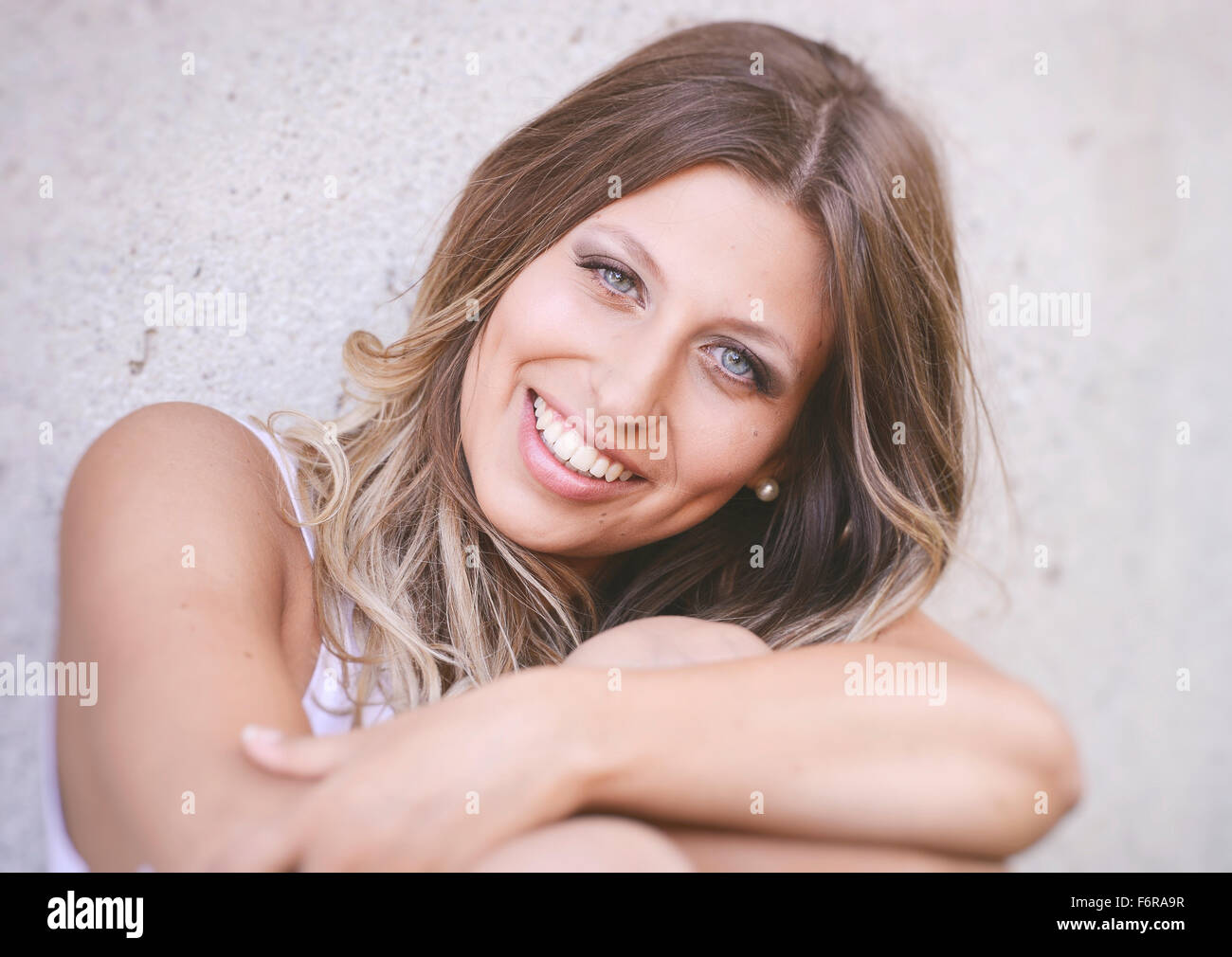 Mujer joven, guapo, sonriente, con el pelo largo y ojos azules, Retrato Foto de stock