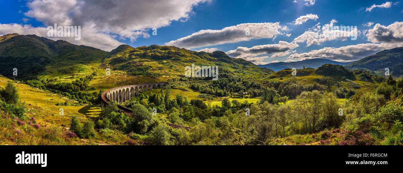 Panorama de verano de Glenfinnan Viaducto Ferroviario en Escocia y montañas circundantes Foto de stock