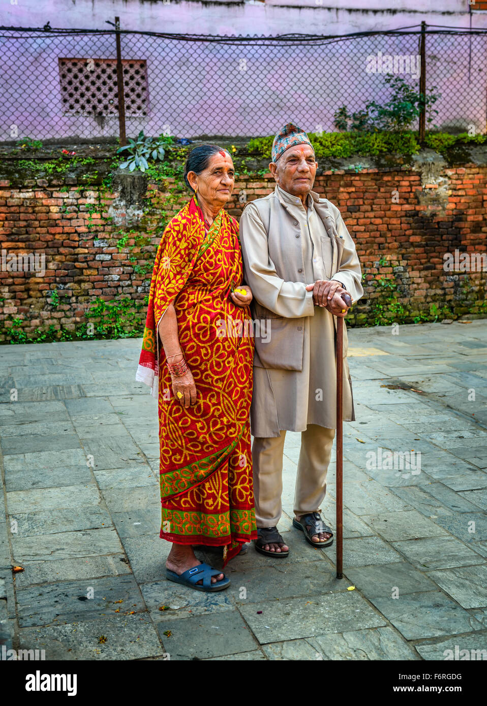 Pareja de ancianos en un complejo de templos budistas en Katmandú Foto de stock
