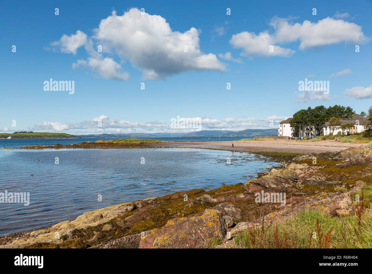 La ciudad costera de Largs en el Firth de Clyde, North Ayrshire, Escocia, Reino Unido Foto de stock