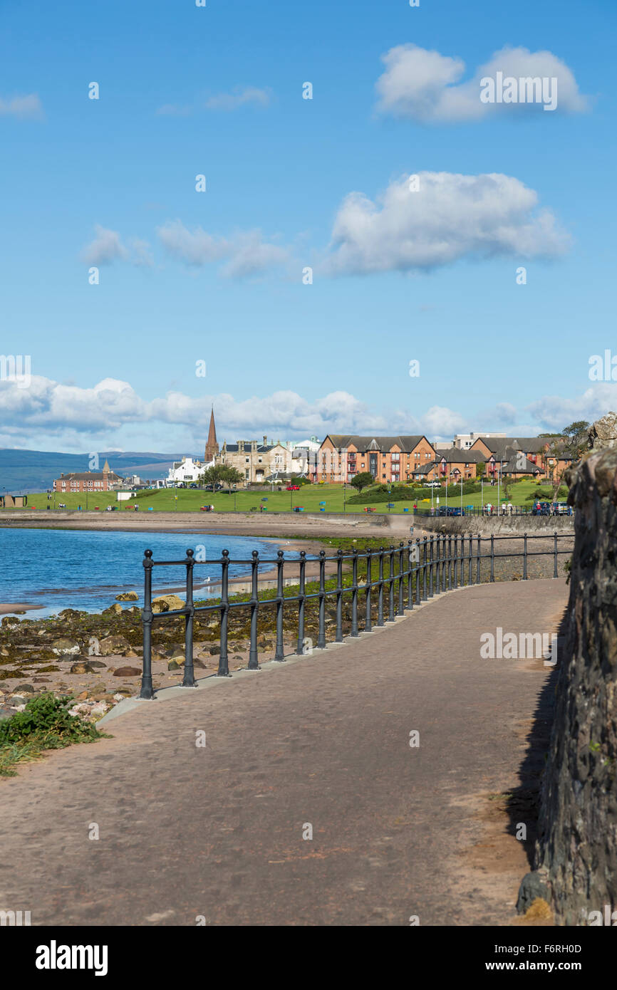 La ciudad costera de Largs en el Firth de Clyde, North Ayrshire, Escocia, Reino Unido Foto de stock