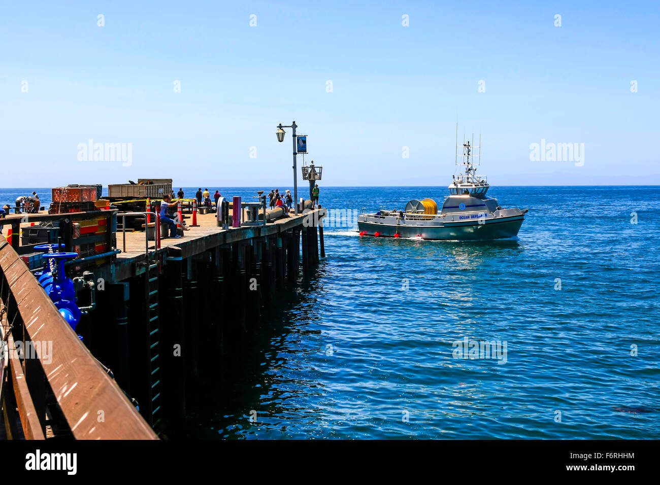 Barco de pesca costera gris en su camino hacia el Puerto de Santa Bárbara, después de un viaje hacia el Pacífico para Lubina Foto de stock