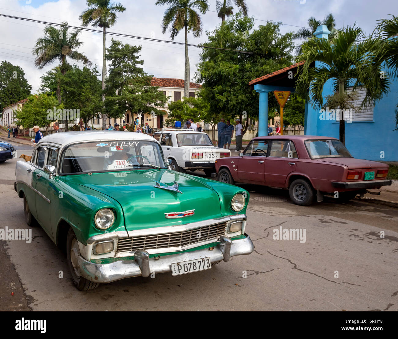 Vintage, antigua carretera de Chevrolet, Chevy, crucero en Viñales en el Valle de Viñales, coche de policía, Lada, Viñales, Cuba, Pinar del Río, Cuba Foto de stock