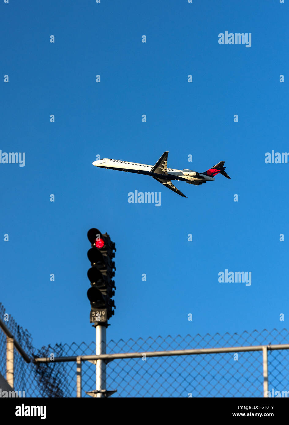 Aerolínea Delta jet despegando desde el hub del aeropuerto de Atlanta, Georgia, EE.UU. Foto de stock