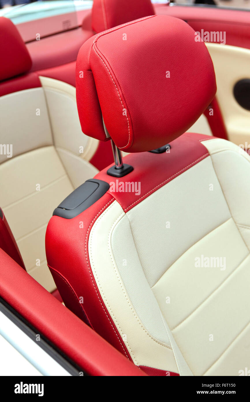 Asientos de cuero rojo y blanco en un coche convertible Fotografía de stock  - Alamy