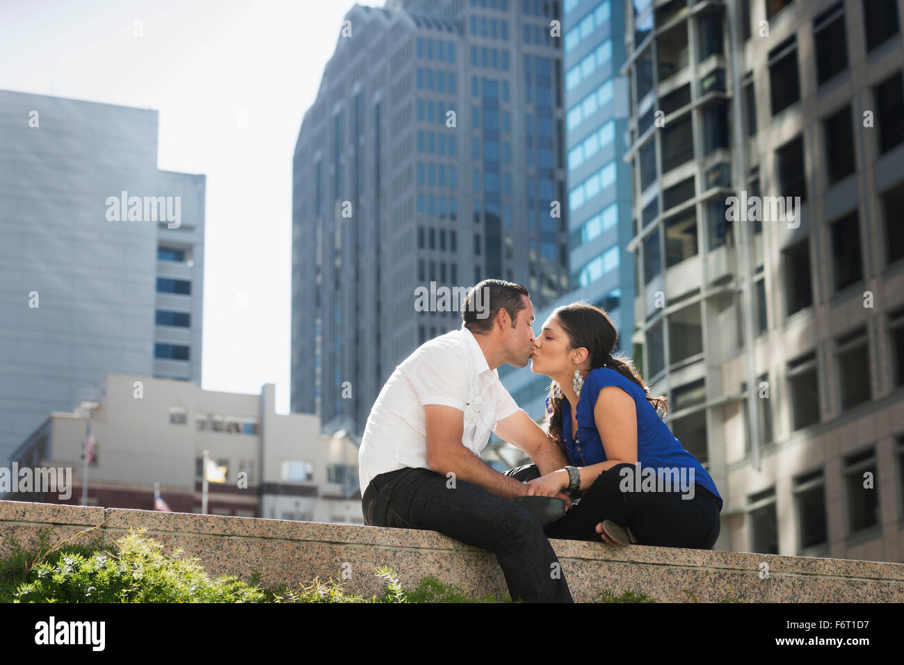 Besos pareja de hispanos en la ciudad Foto de stock