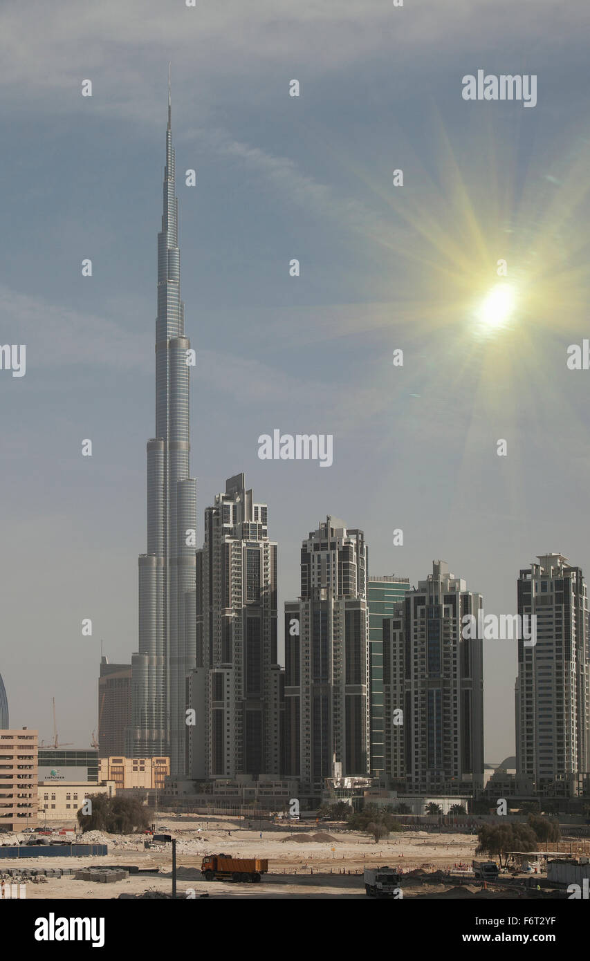 Edificios gigantescos en el paisaje urbano de Dubai, Emirato de Dubai, Emiratos Árabes Unidos Foto de stock