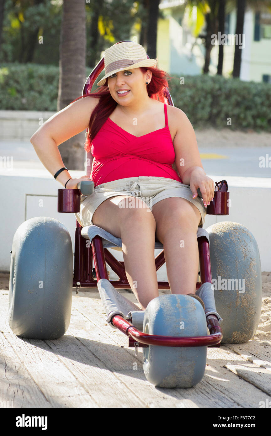 Mujer parapléjico en silla de ruedas en la pasarela Foto de stock