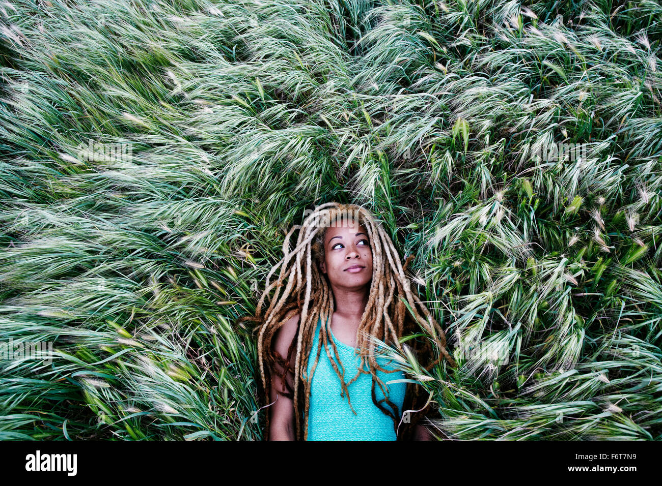 Mujer Negra sentar en la hierba Foto de stock