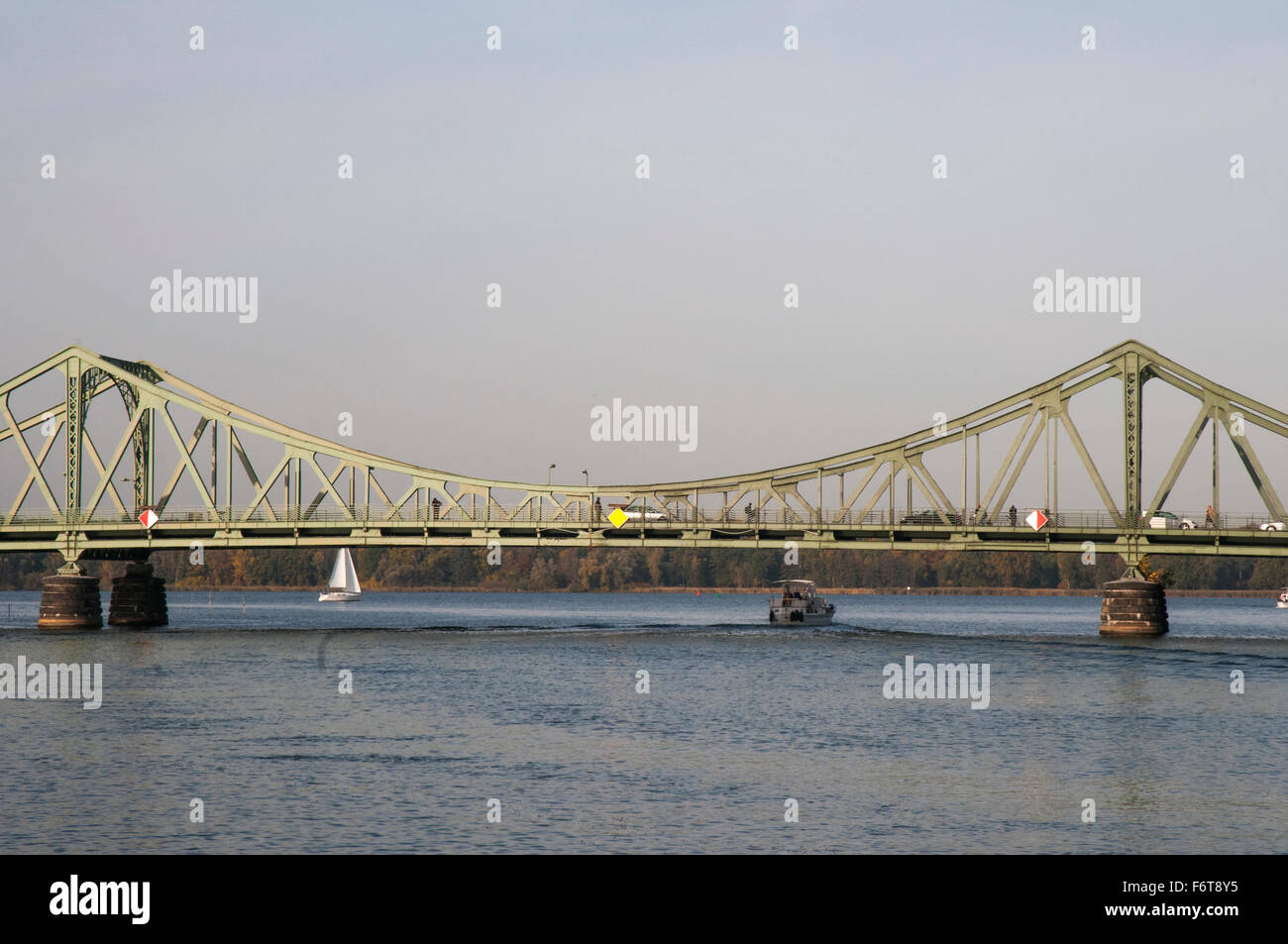 Puente de Glienicke en el Wannsee fuera de Potsdam, escenario de la guerra fría el intercambio de prisioneros y el enfoque de la película "Puente de los Espías' Foto de stock