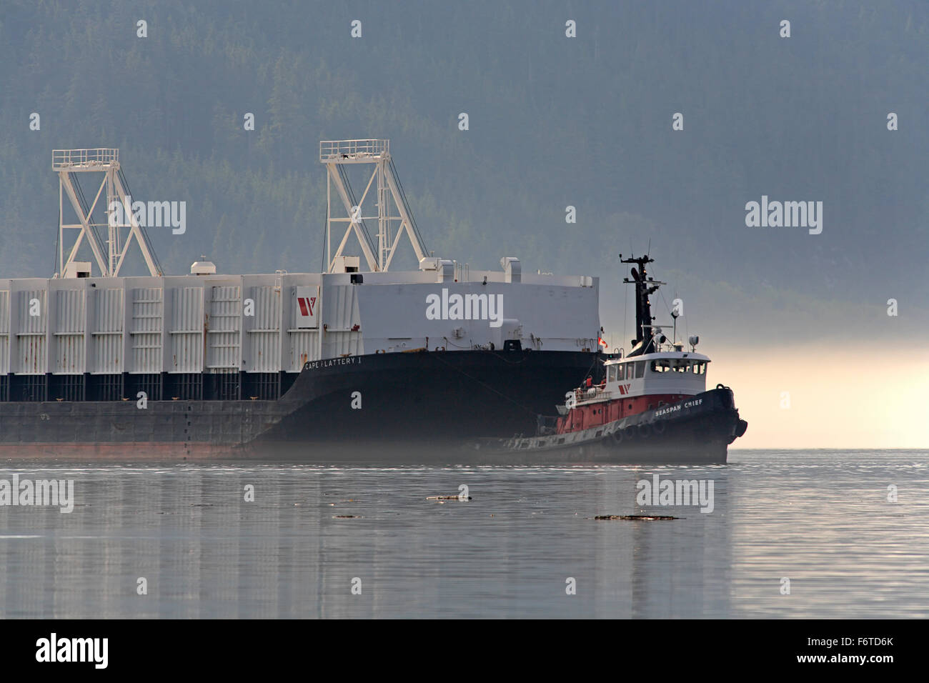 Remolcador y material a granel barcaza rumbo a Rio Tinto, instalaciones de descarga Kitimat, British Columbia Foto de stock