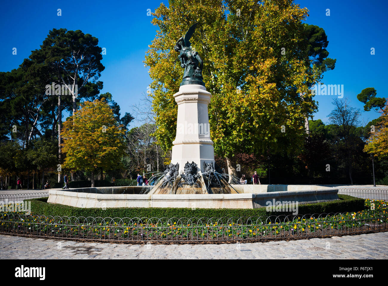 La fuente del Ángel Caído o monumento del Ángel Caído, el Parque del Retiro, Madrid, España