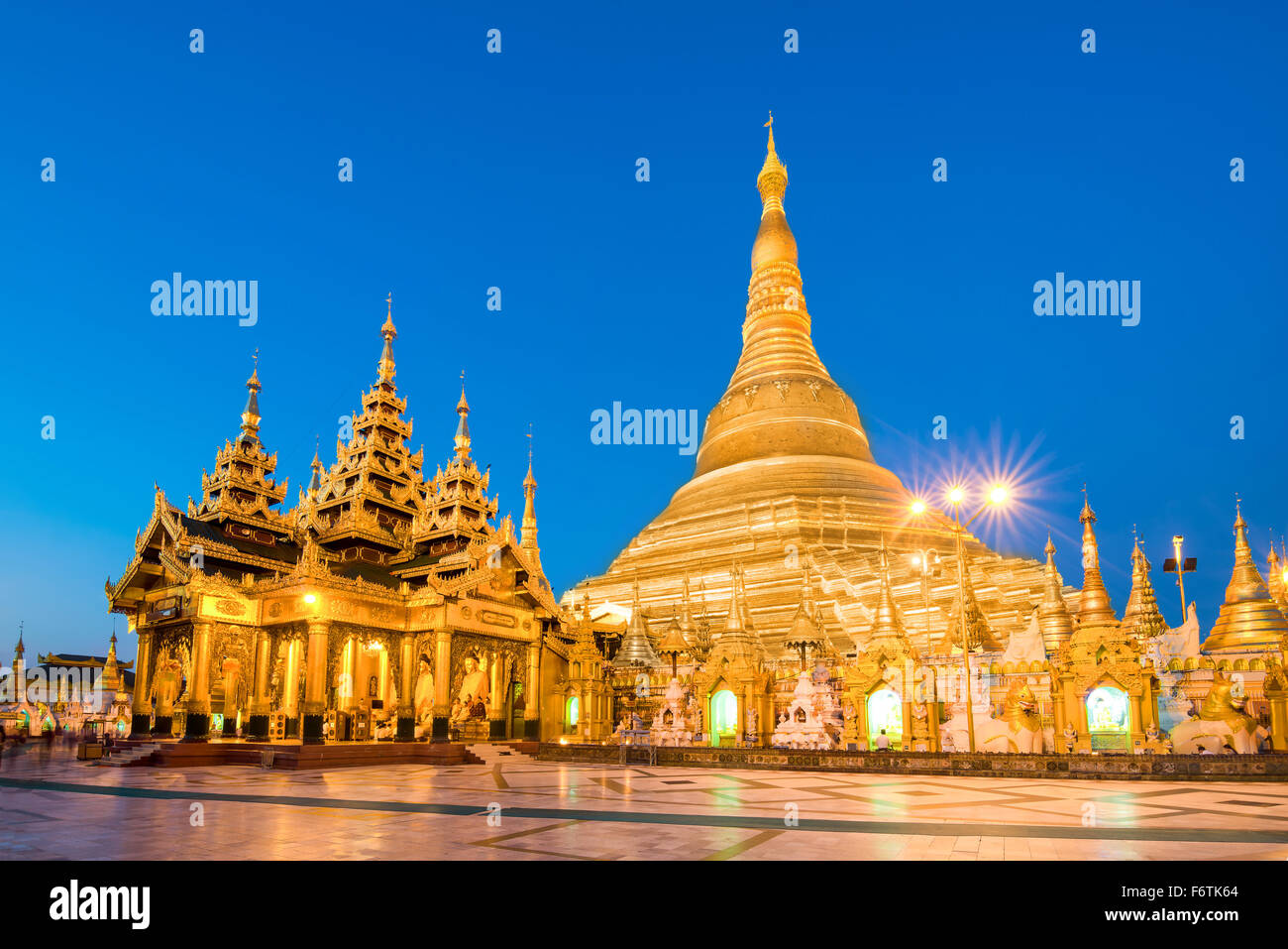 Yangon, Myanmar vista de la Pagoda Shwedagon al anochecer. Foto de stock