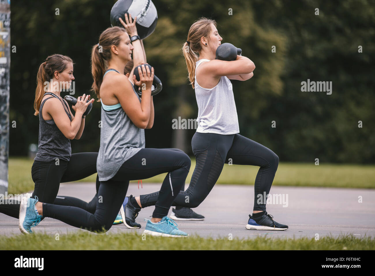 Cuatro mujeres con una piscina de entrenamiento boot camp Foto de stock