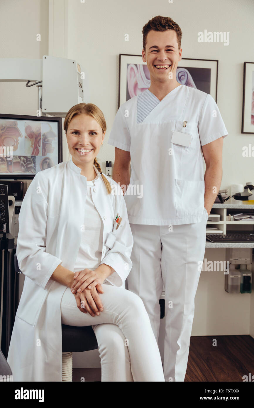 Un médico y una enfermera de práctica ENT Foto de stock