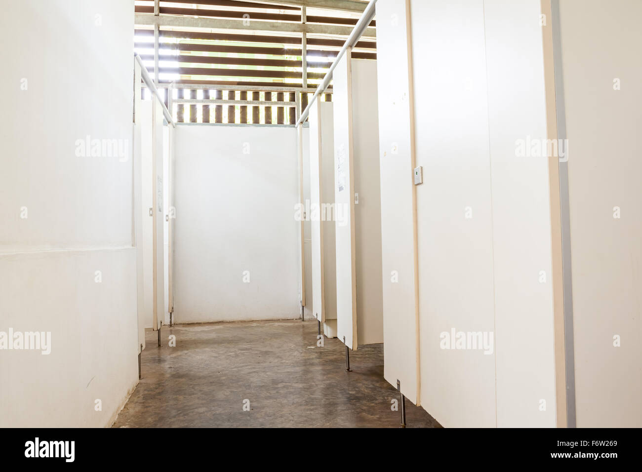 Wc y detalle de una esquina de ducha bidet con dispensadores de jabón y  champú en la ducha de pared de luz de neón Fotografía de stock - Alamy