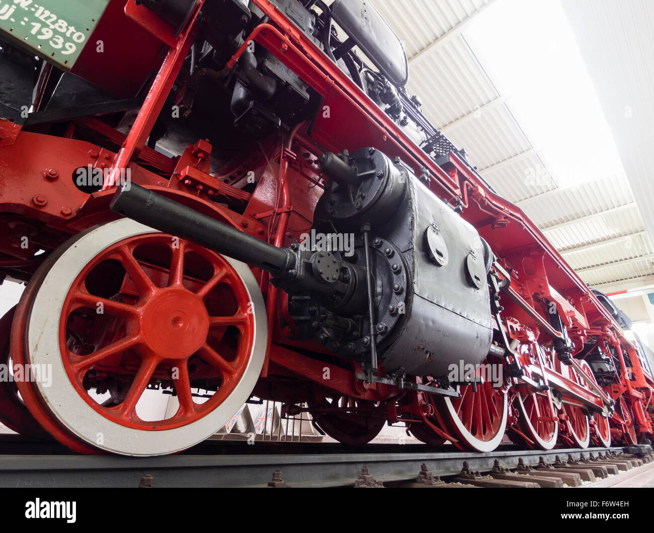 El pistón y el motor de una histórica locomotora a vapor alemán. Foto de stock