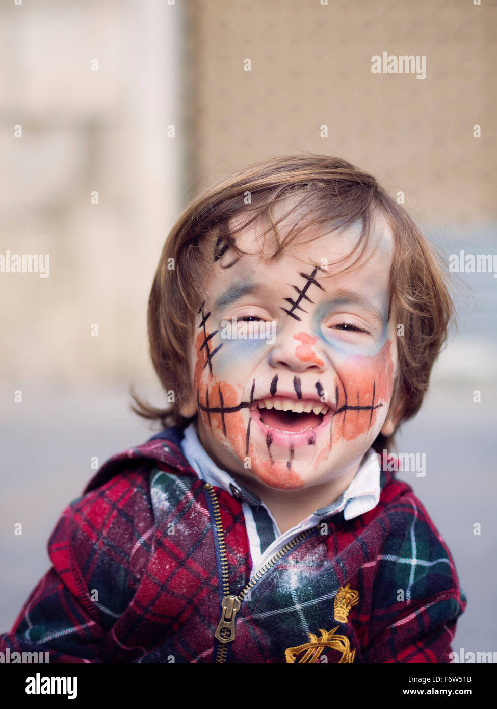 Retrato de niño sonriente con pintura de cara de Halloween Foto de stock
