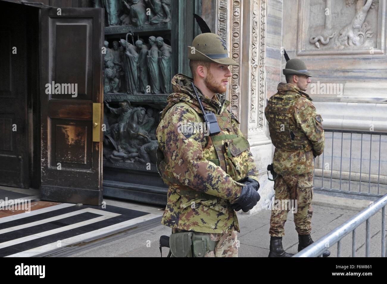 Milán, Italia. El 19 de noviembre de 2015. El ejército en la lucha contra el terrorismo del servicio de seguridad alrededor de la catedral Duomo. Crédito: Dino Fracchia/Alamy Live News Foto de stock