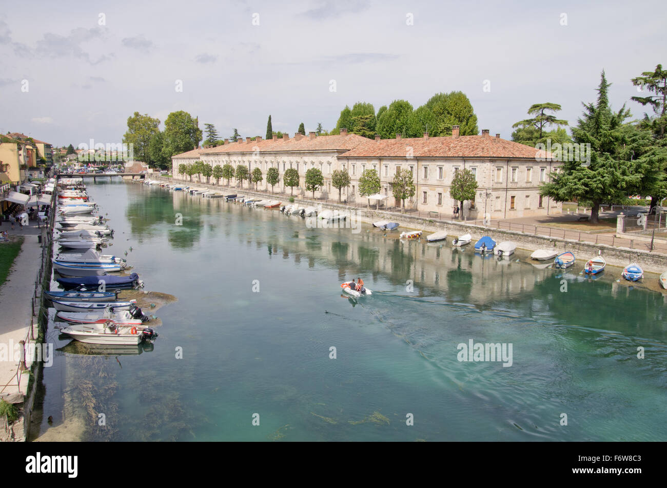 Peschiera del Garda, el puerto interior Foto de stock