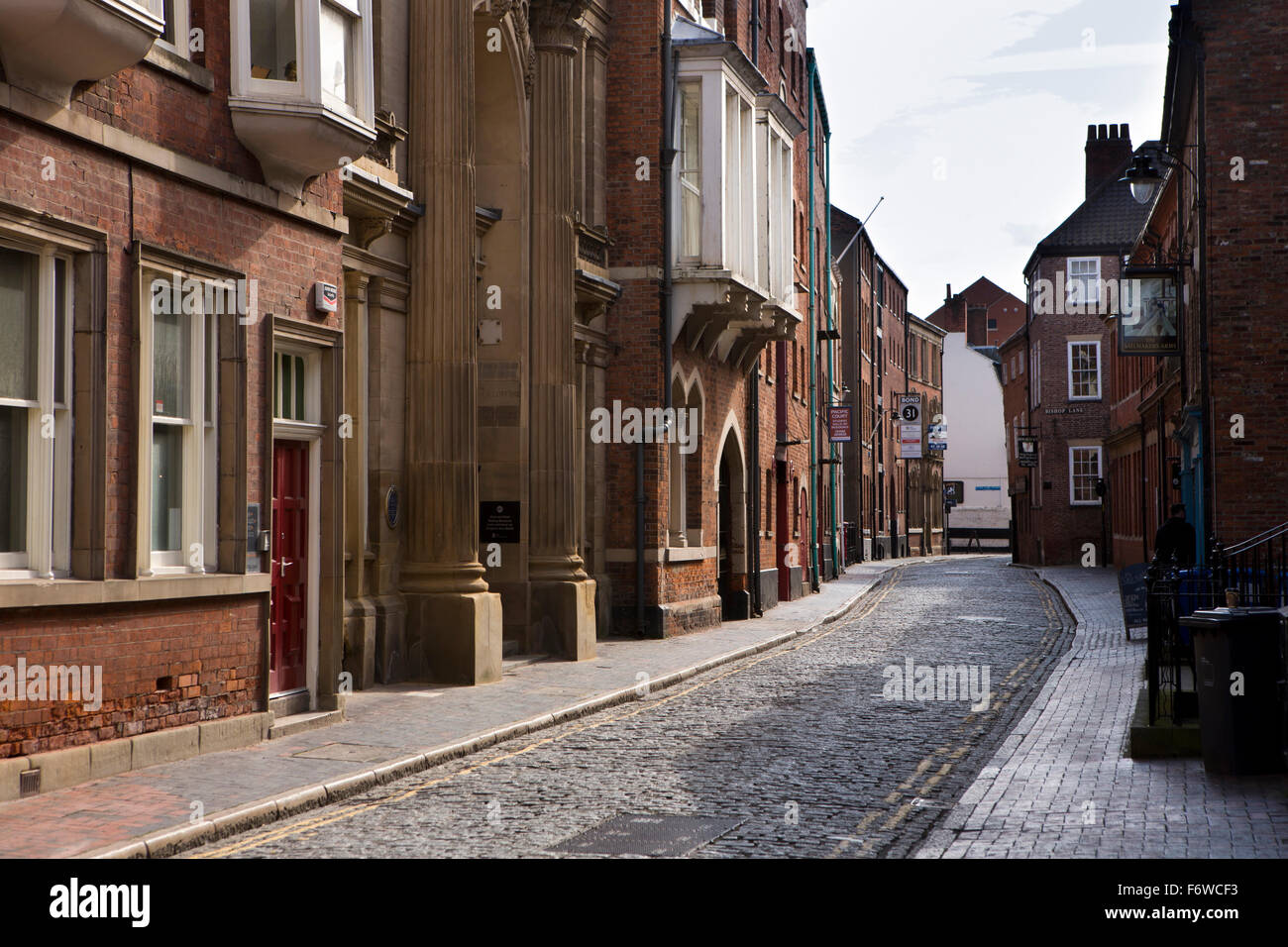 Reino Unido, Inglaterra, Yorkshire, Hull, High Street, calle angosta forro de edificios históricos en el casco antiguo Foto de stock