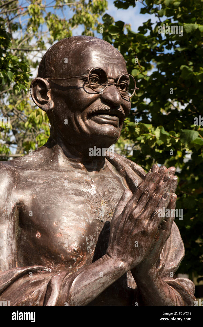 Reino Unido, Inglaterra, Yorkshire, Hull, High Street, Mandela Jardines, busto de Mohandas (Mahatma) Gandhi, por Mumbai escultor Jaiprakash Shi Foto de stock