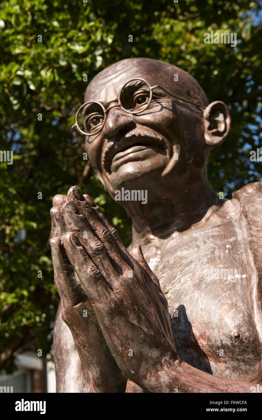 Reino Unido, Inglaterra, Yorkshire, Hull, High Street, Mandela Jardines, manos de busto de Mohandas (Mahatma) Gandhi, por Mumbai escultor Jaipr Foto de stock