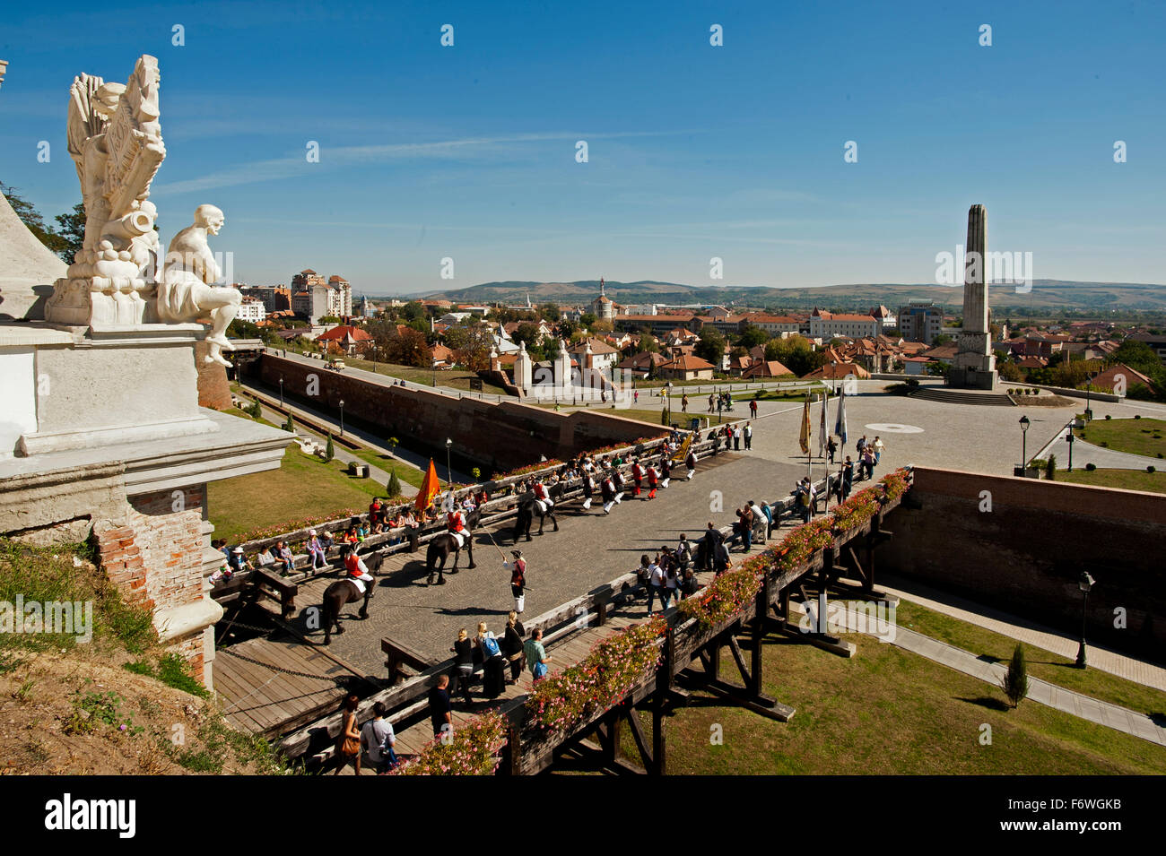 El cambio de guardia en la fortaleza, Alba Iulia, Transilvania, Rumania Foto de stock