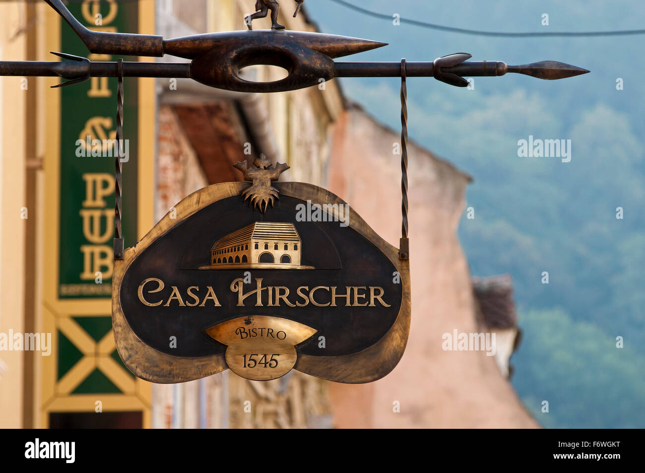 Signo de restaurante en el centro histórico de Brasov, Transilvania, Rumania Foto de stock