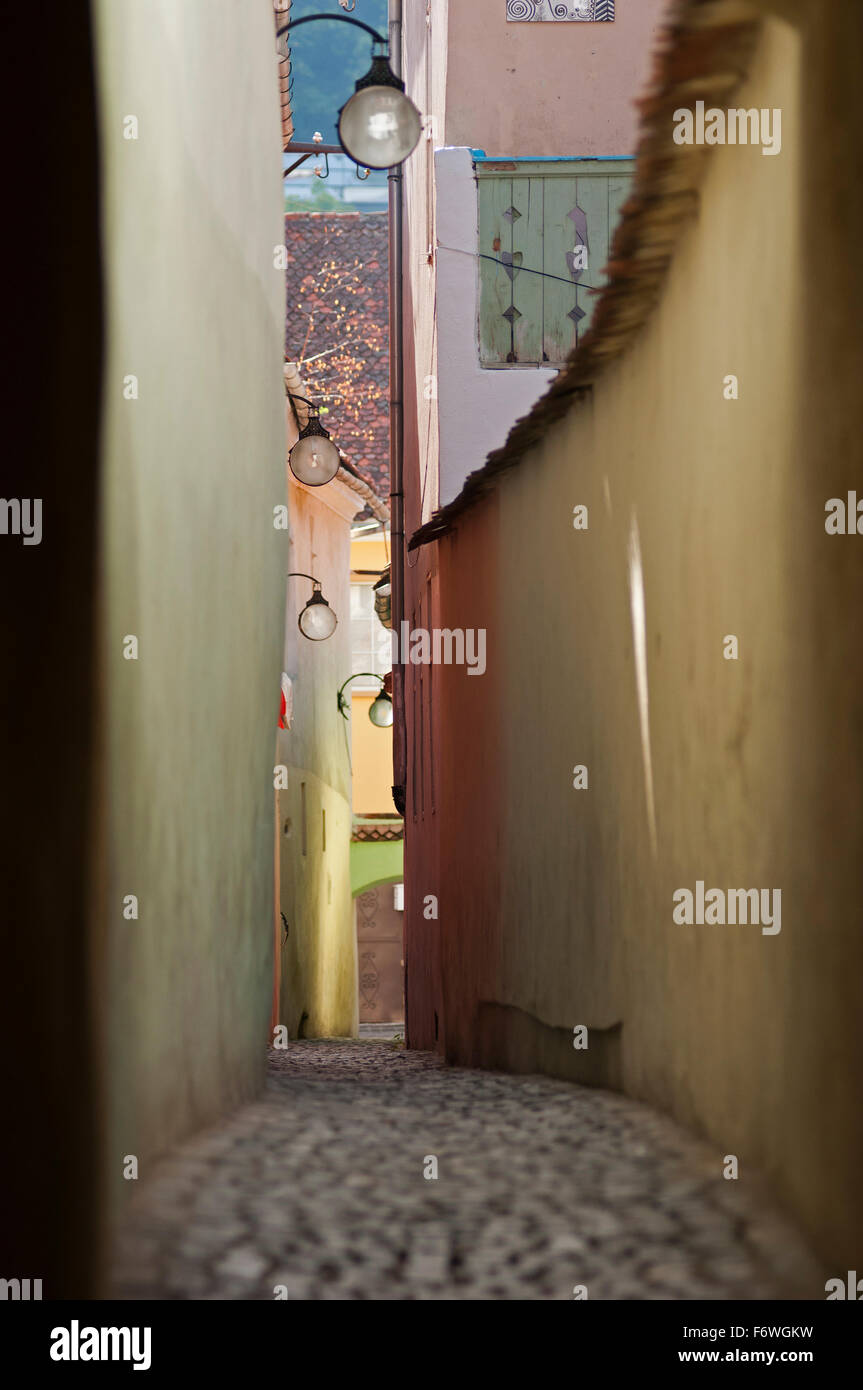 Estrecho callejón en el centro histórico de Brasov, Transilvania, Rumania Foto de stock