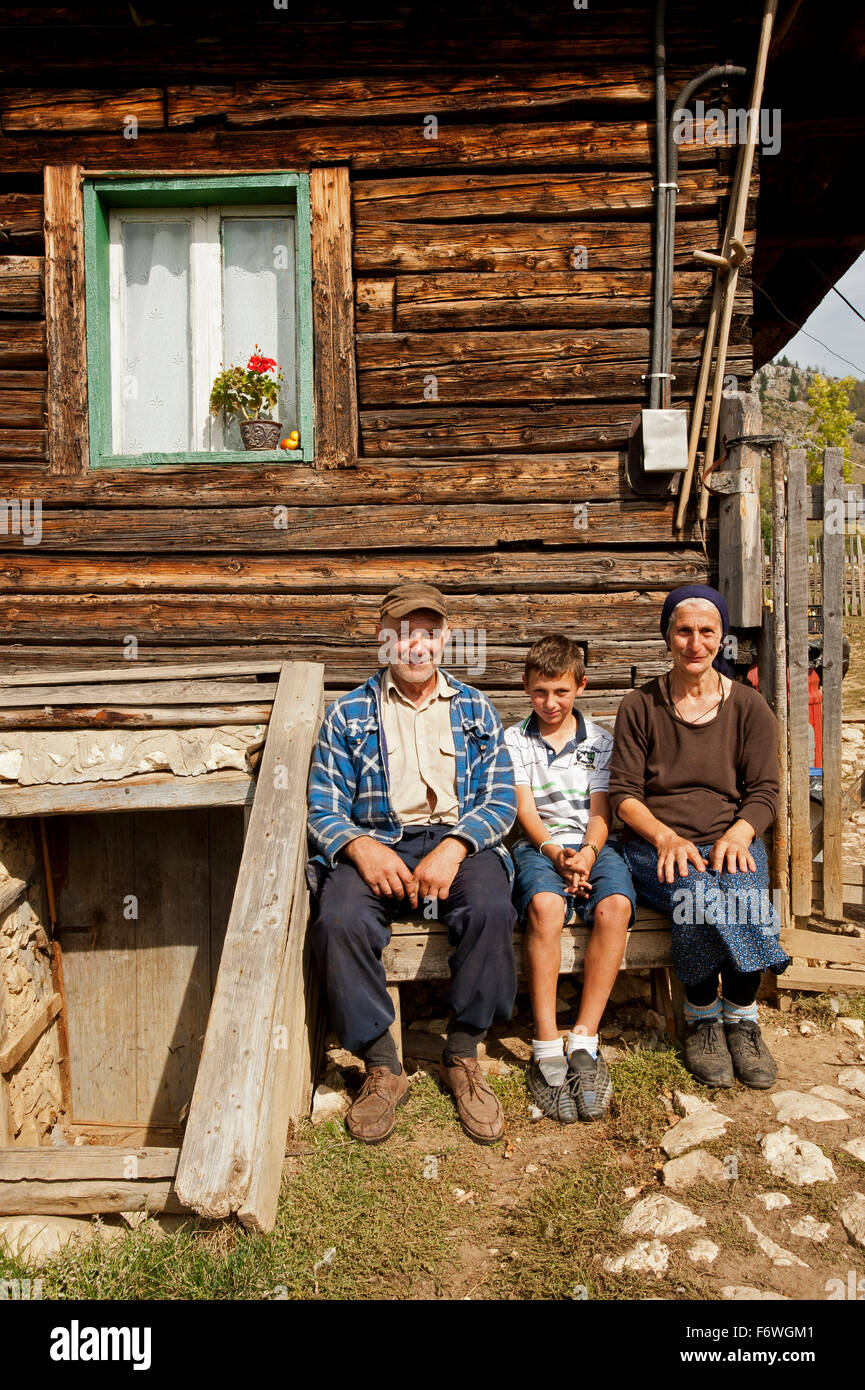 Una familia de agricultores, Magura, Transilvania, Rumania Foto de stock