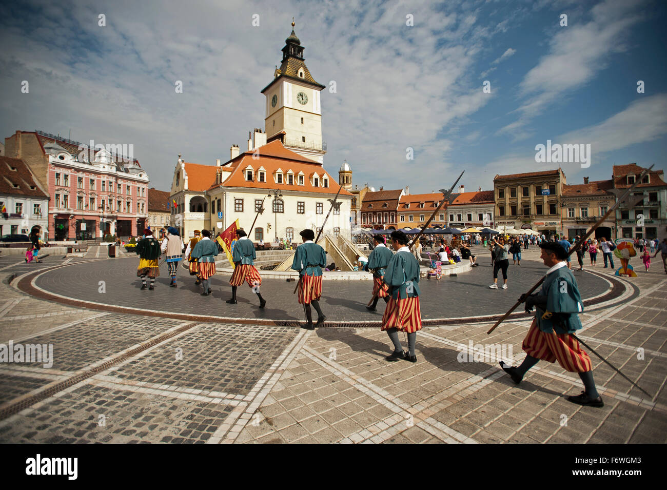 Torre de Piata Sfatului brass band en el centro histórico de Brasov, Transilvania, Rumania Foto de stock