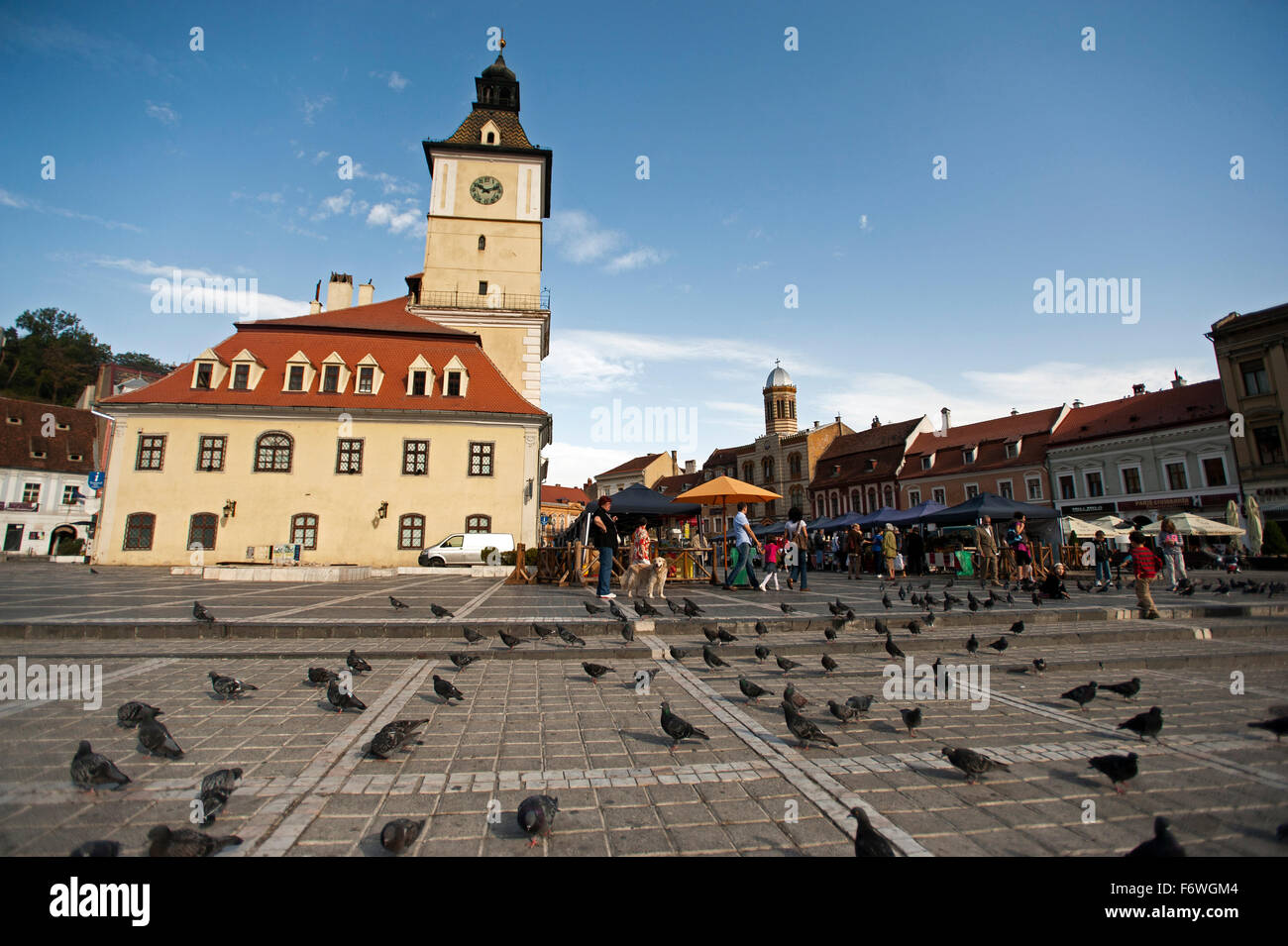 En la Piata Sfatului Town Hall Square, en el centro histórico de Brasov, Transilvania, Rumania Foto de stock