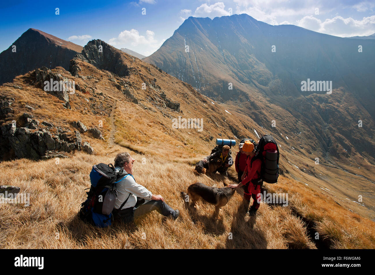 Los montañistas cerca del VF. Moldoveanu, Fagaras Montañas, Transilvania, Rumania Foto de stock