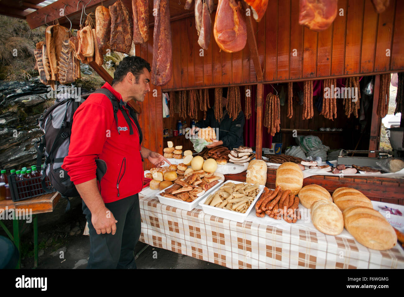 Pequeña tienda de venta de pan y chorizo, el Transfagarasan en el Fagaras Montañas, Transilvania, Rumania Foto de stock