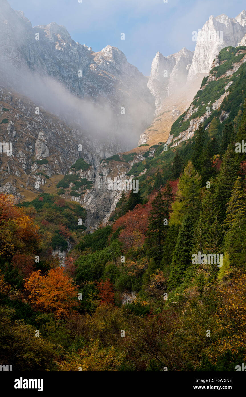 La escarpadura oriental de las montañas de Bucegi, Transilvania, Rumania Foto de stock