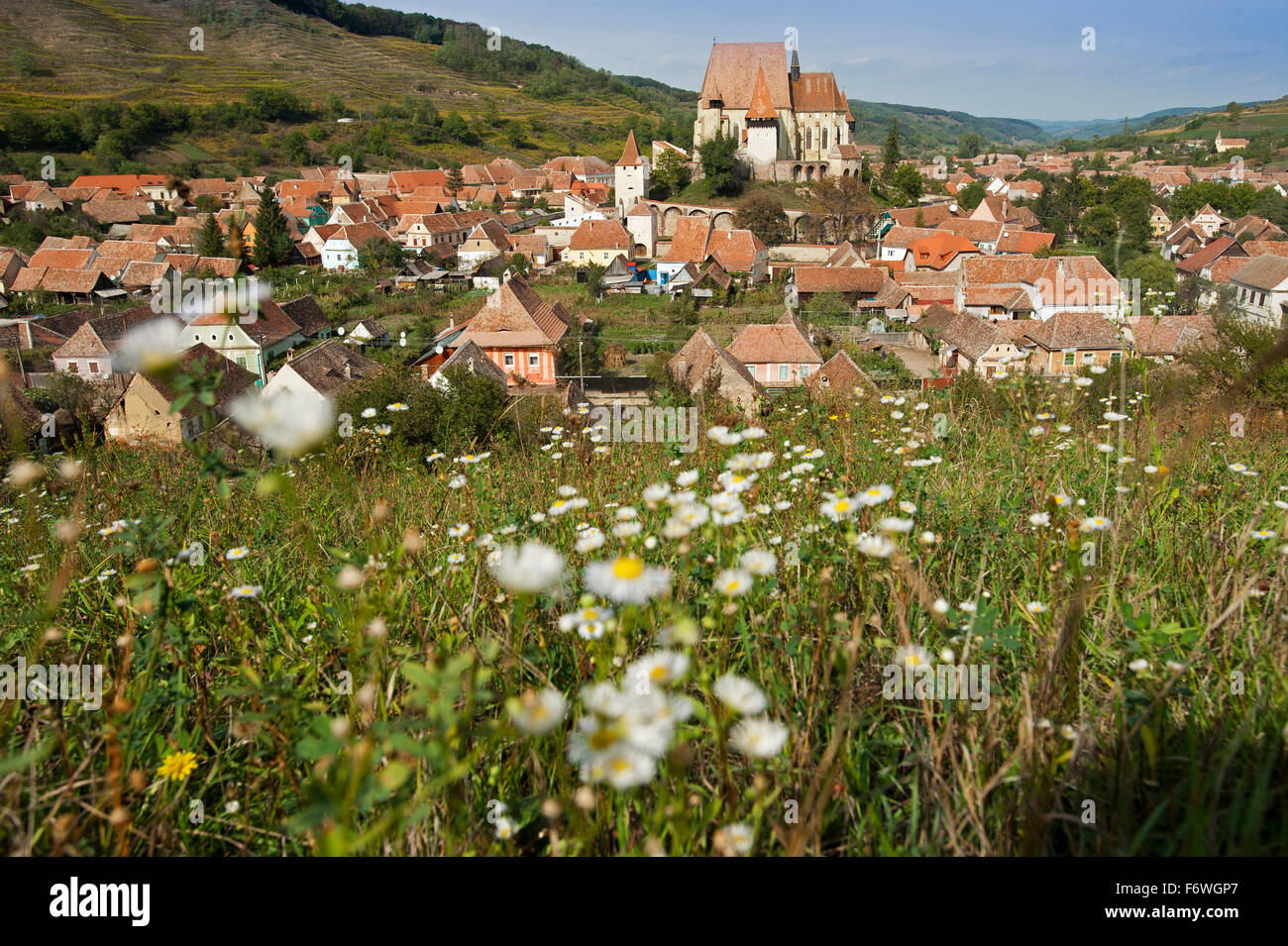 Vistas a la aldea con la iglesia fortificada, Biertan, Transilvania, Rumania Foto de stock