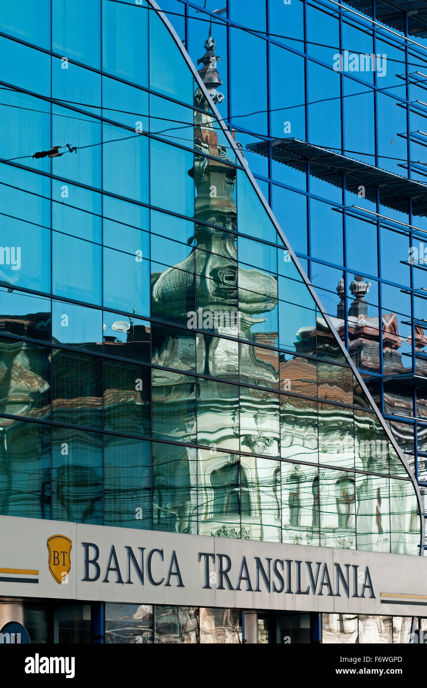 Reflexiones en un moderno edificio de banco, Cluj-Napoca, Transilvania, Rumania Foto de stock