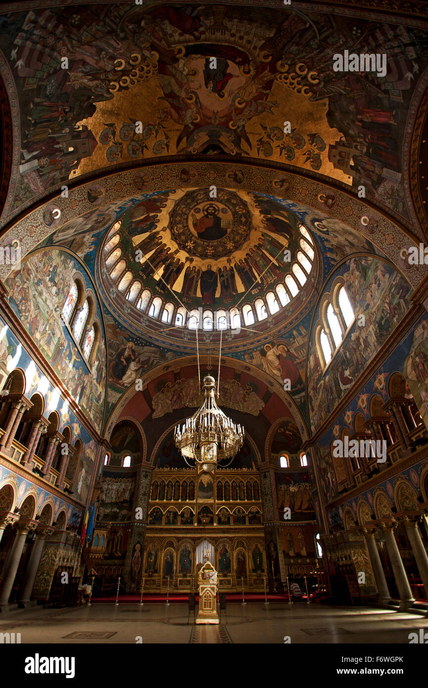 Vista interior de la catedral ortodoxa, Sibiu, Transilvania, Rumania Foto de stock